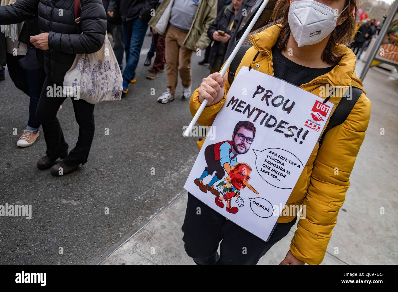 Barcelone, Espagne. 17th mars 2022. Un manifestant est vu porter un écriteau dans sa poitrine pendant la démonstration. Les enseignants catalans sont descendus dans la rue pour la troisième journée consécutive contre la modification du modèle éducatif proposé par le ministère de l'éducation sans parvenir à un consensus avec les syndicats et les travailleurs de l'éducation. Crédit : SOPA Images Limited/Alamy Live News Banque D'Images