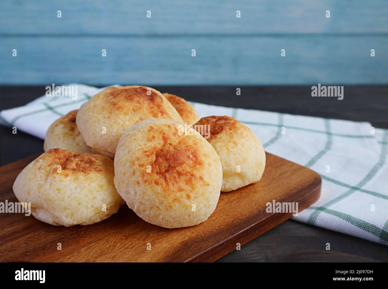 Tas de délicieux pains au fromage brésilien appelés Pao de Queijo sur un bareadboard en bois Banque D'Images