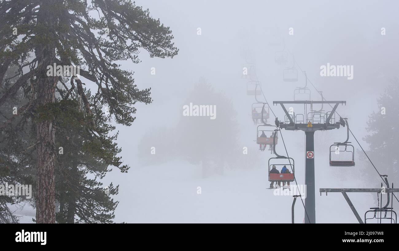 Remontée mécanique dans le brouillard, sports d'hiver par mauvais temps. Station de ski de Mount Olympus, Chypre Banque D'Images