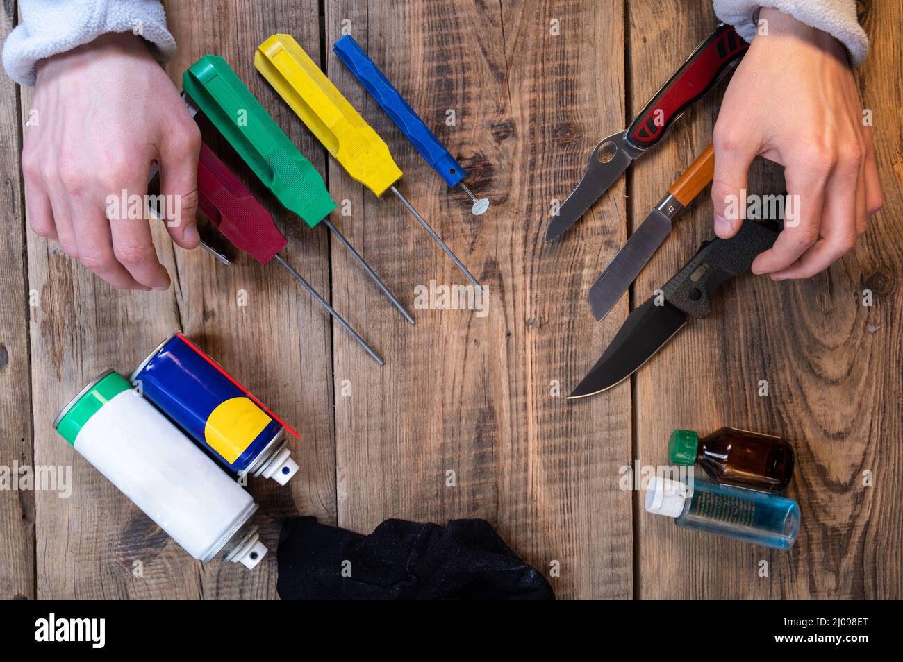 Pierres d'affûtage et couteaux. Le maître aiguise les couteaux dans l'atelier. Affûtage professionnel des couteaux. Banque D'Images