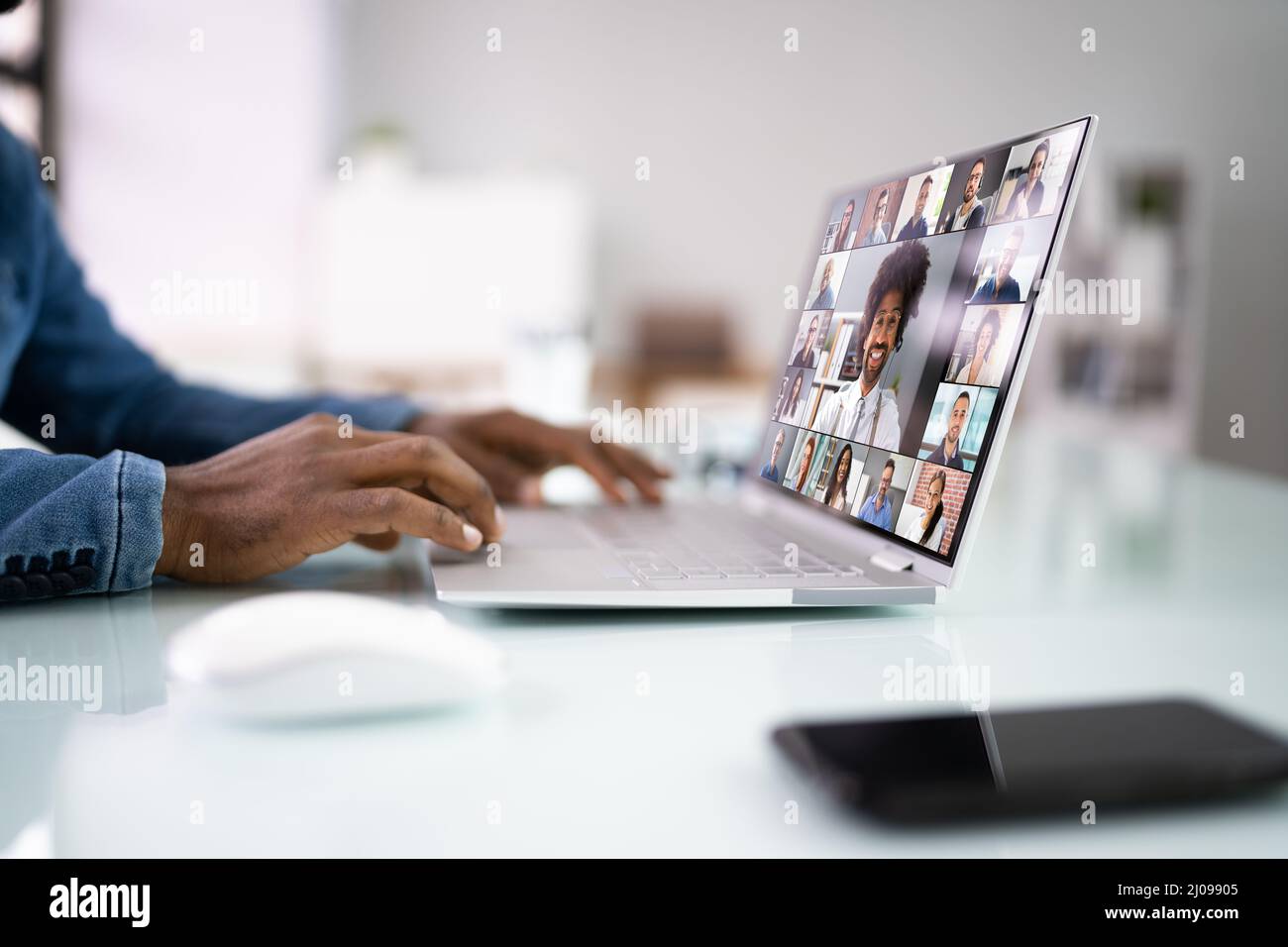 Vidéoconférence en ligne Réunion d'affaires appel sur ordinateur portable Banque D'Images