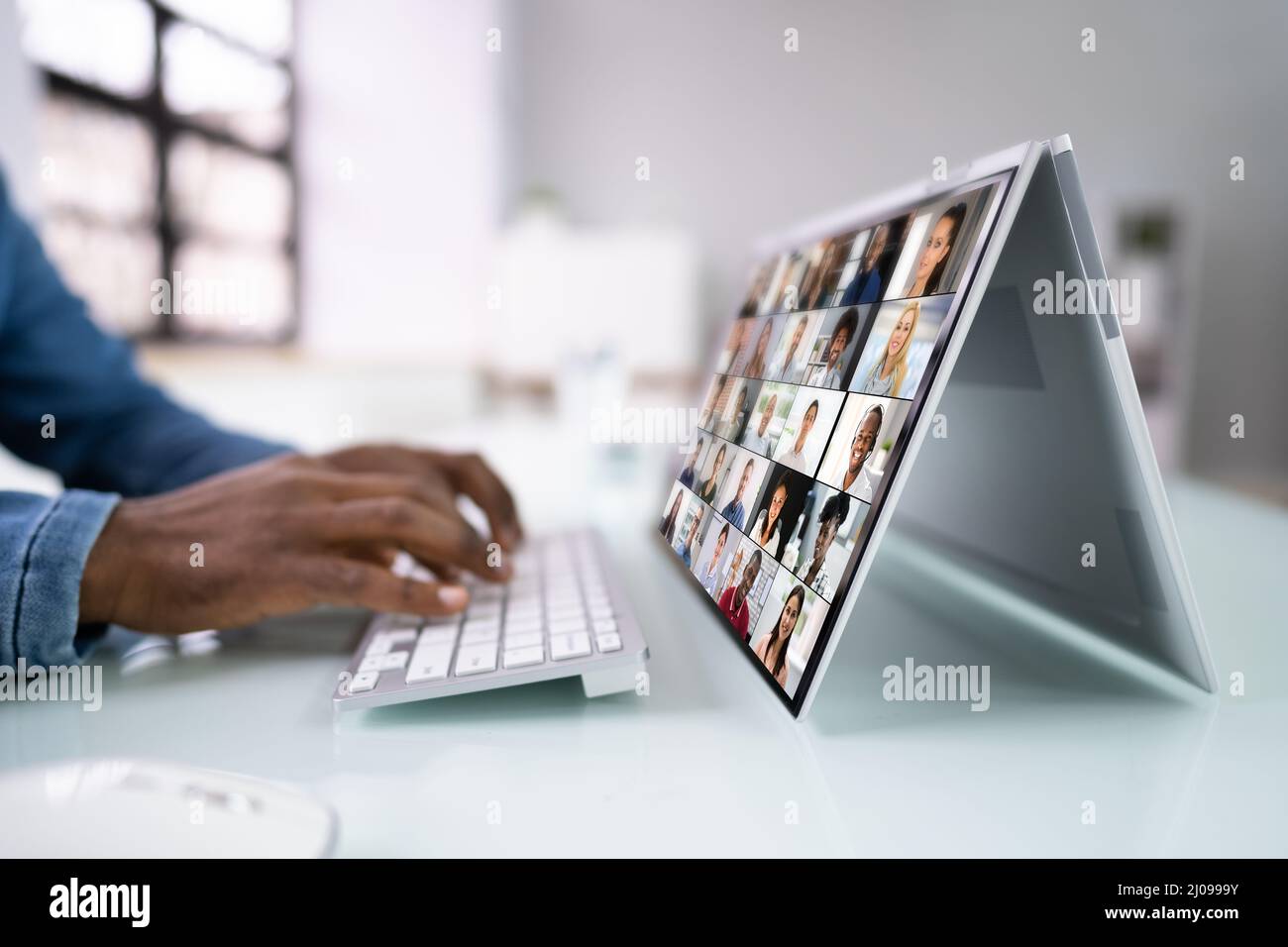 Vidéoconférence en ligne Réunion d'affaires appel sur ordinateur portable Banque D'Images