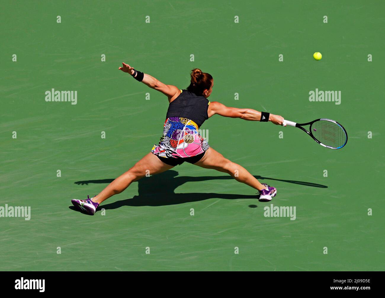 17 mars 2022 Maria Sakkari de Grèce retourne une balle contre Elena Rybakina du Kazakhstan lors de l'ouverture 2022 de BNP Paribas à Indian Wells tennis Garden à Indian Wells, Californie. Crédit photo obligatoire : Charles Baus/CSM. Banque D'Images