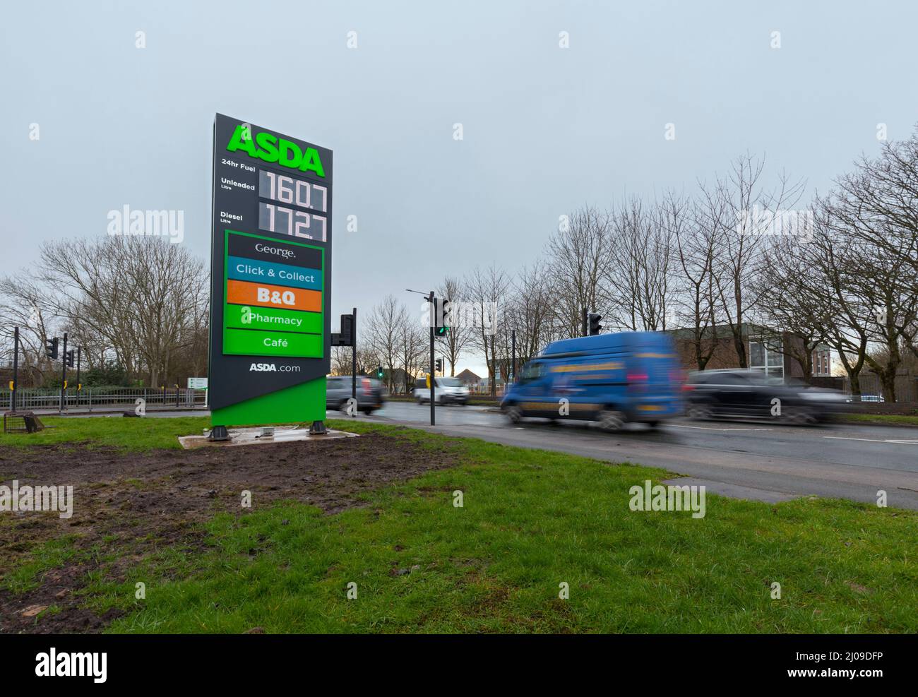 16/03/2022 Asda Superstore, Lancaster signe montrant le prix élevé du carburant en raison de la Russie envahissant l'Ukraine Banque D'Images