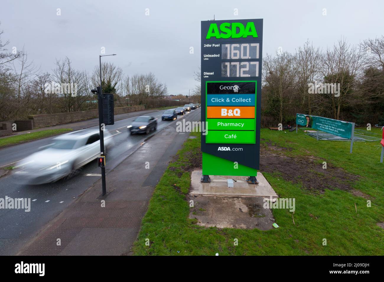 16/03/2022 Asda Superstore, Lancaster signe montrant le prix élevé du carburant en raison de la Russie envahissant l'Ukraine Banque D'Images