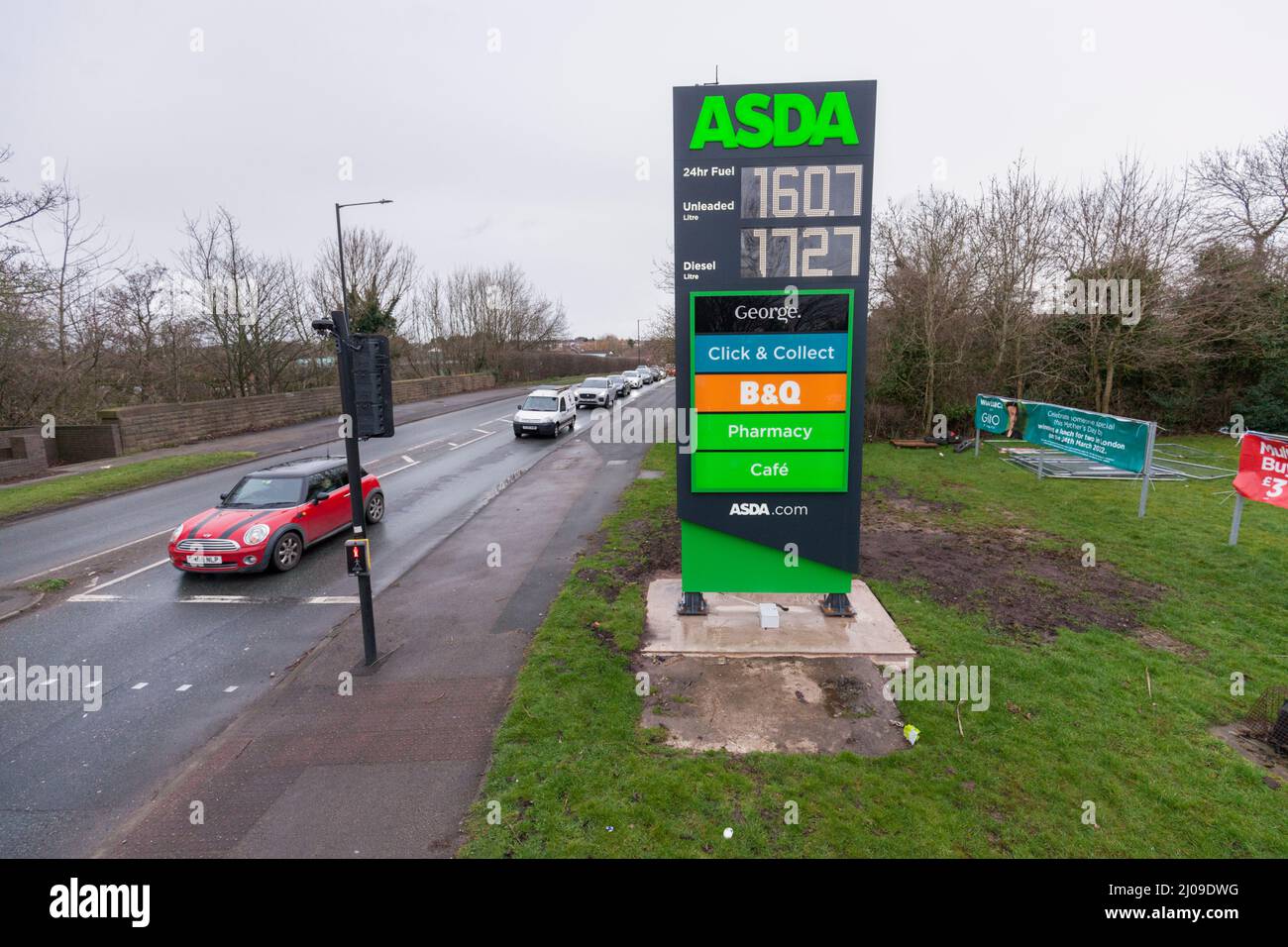16/03/2022 Asda Superstore, Lancaster signe montrant le prix élevé du carburant en raison de la Russie envahissant l'Ukraine Banque D'Images