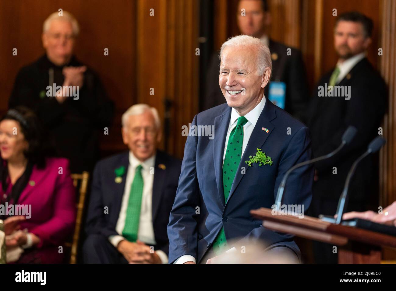 Washington DC, États-Unis. 17th mars 2022. Washington DC, États-Unis. 17 mars 2022. Le président américain Joe Biden sourit lorsqu'il tient le déjeuner annuel des amis de l'Irlande célébrant la St Patricks Day à Capitol Hill, le 17 mars 2022 à Washington, DC le Premier ministre irlandais Micheal Martin n'a pas pu assister à l'événement annuel en son honneur après avoir été testé positif pour le COVID-19. Crédit : Adam Schultz/White House photo/Alay Live News Banque D'Images