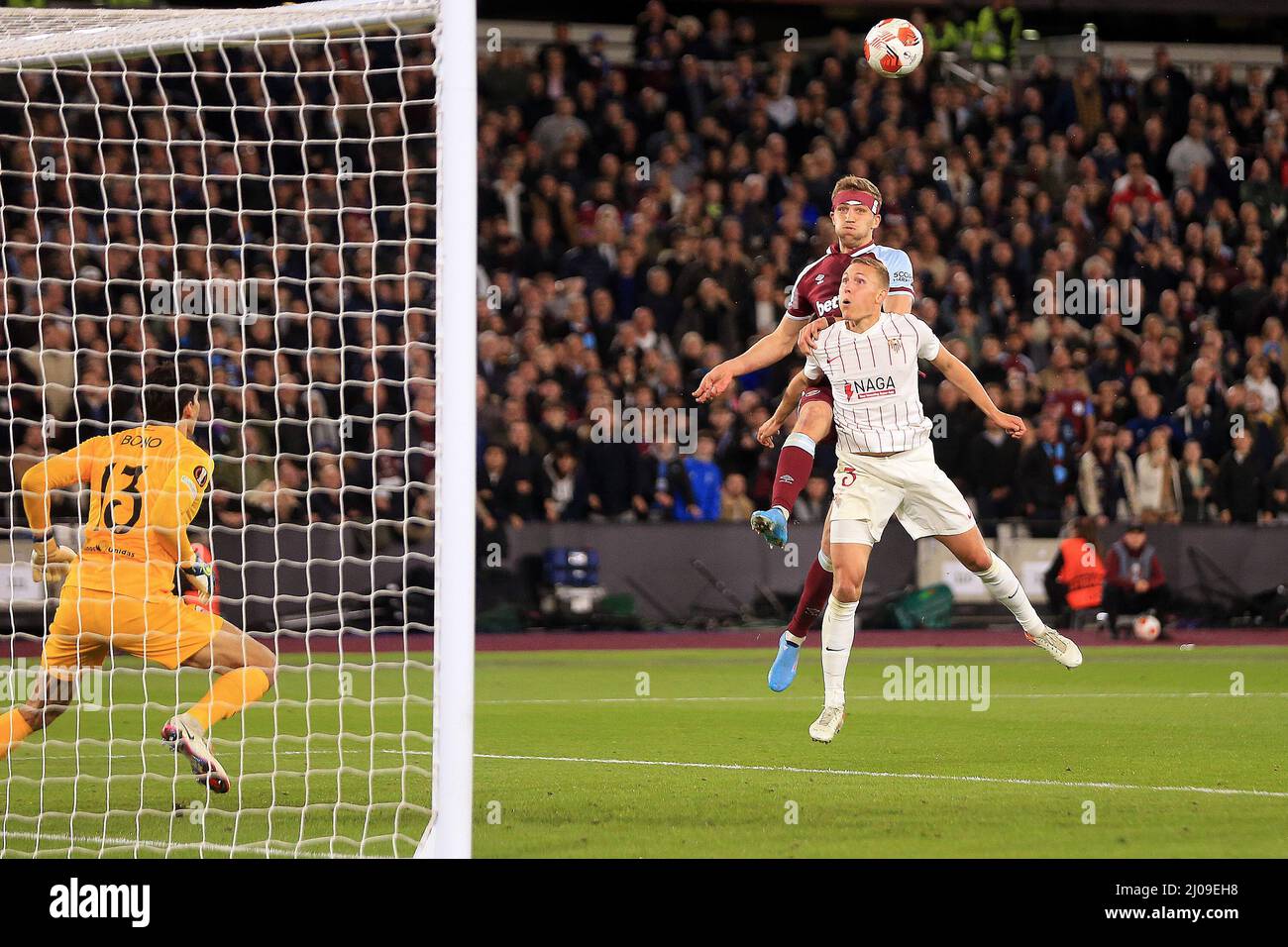 Londres, Royaume-Uni. 17th mars 2022. Tomas Soucek de West Ham United dirige et marque ses équipes le premier but.UEFA Europa League Match, Round of 16, 2nd LEG, West Ham Utd v Sevilla au London Stadium, Queen Elizabeth Olympic Park à Londres le jeudi 17th mars 2022. Cette image ne peut être utilisée qu'à des fins éditoriales. Utilisation éditoriale uniquement, licence requise pour une utilisation commerciale. Aucune utilisation dans les Paris, les jeux ou les publications d'un seul club/ligue/joueur. photo par Steffan Bowen/Andrew Orchard sports photographie/Alay Live news crédit: Andrew Orchard sports photographie/Alay Live News Banque D'Images