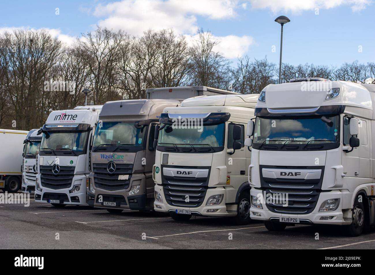 Beaconsfield, Buckinghamshire, Royaume-Uni. 17th mars 2022. Les chauffeurs de camions se sont arrêtés à la station-service M40 de Beaconsfield. Le prix du diesel s'ajoute à l'augmentation du prix des marchandises. Crédit : Maureen McLean/Alay Live News Banque D'Images