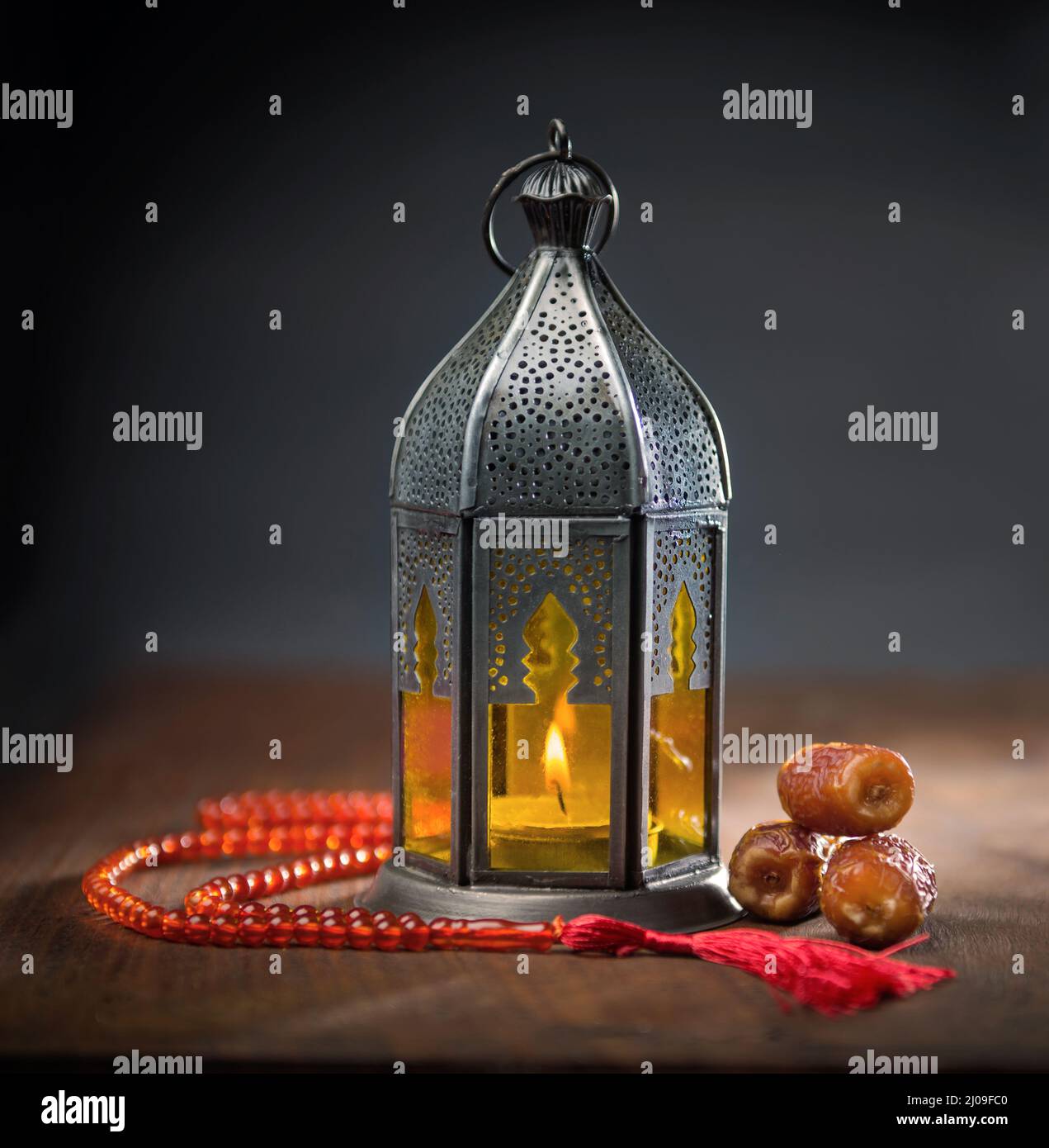 Lanterne de Ramadan, dates et vie de rosaire. Lampe traditionnelle du Ramadan égyptien avec dates. Les objets religieux islamiques et l'arrière-plan. Banque D'Images