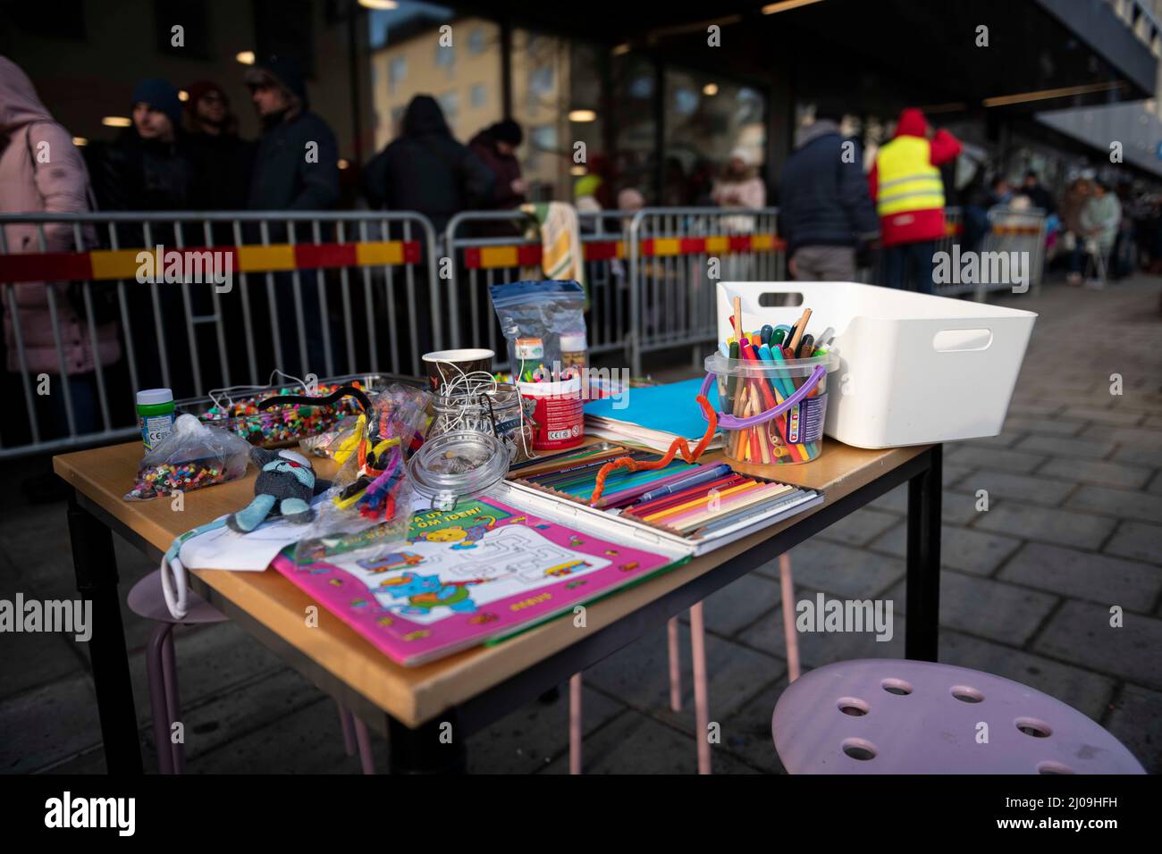 Stockholm, Suède. 17th mars 2022. Les réfugiés ukrainiens visitent le bureau de l'Agence suédoise des migrations pour demander un permis de séjour et aider à se rendre quelque part pour vivre. Plusieurs organismes de bienfaisance offrant de la nourriture, des vêtements et des articles d'hygiène sont sur place. (Credit image: © Joel Lindhe/ZUMA Press Wire) Credit: ZUMA Press, Inc./Alamy Live News Banque D'Images