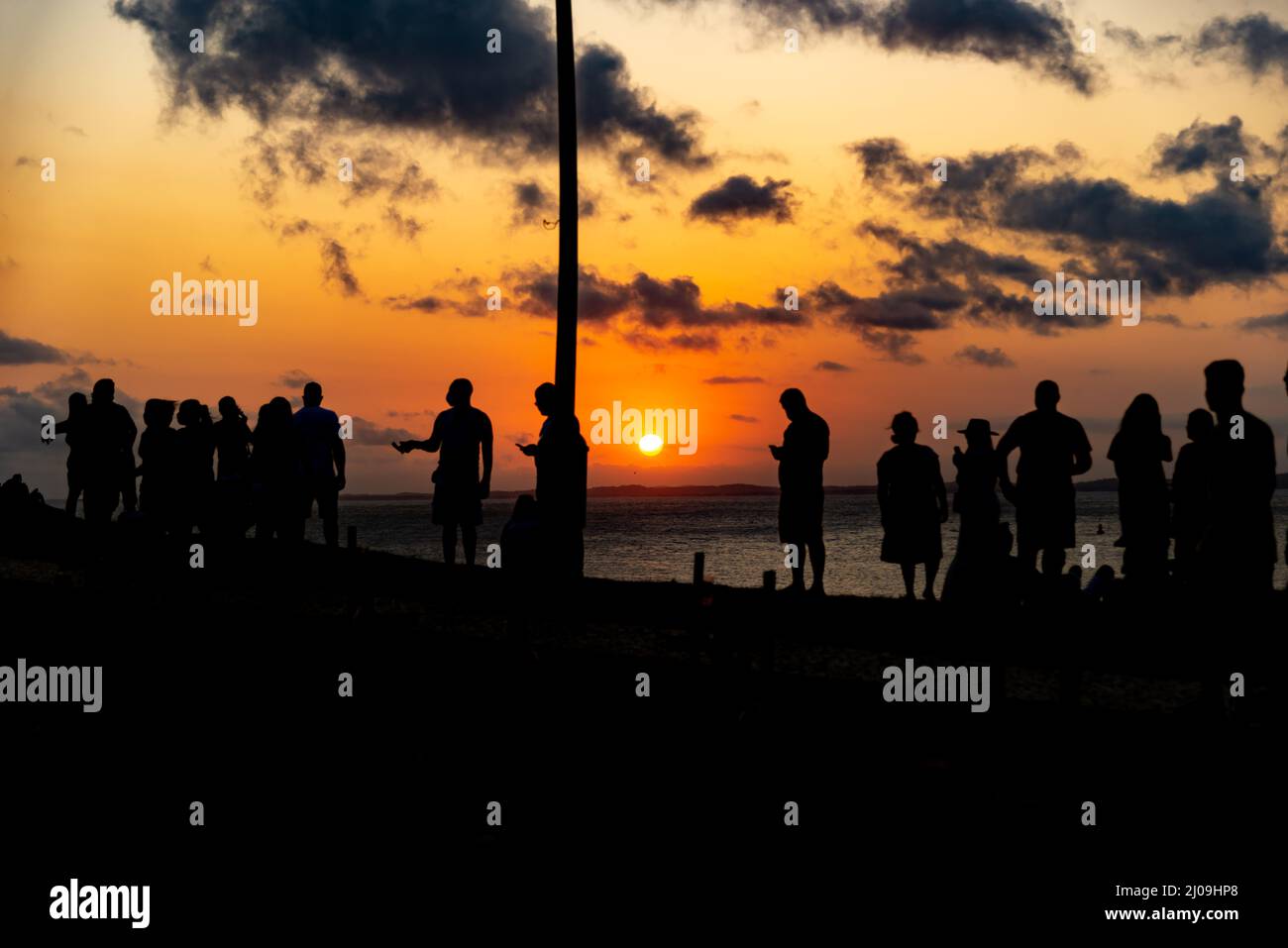 Silhouette de personnes et de croix fixées sur le sol en l'honneur de ceux tués par le Covid-19.Coucher de soleil à Salva Banque D'Images