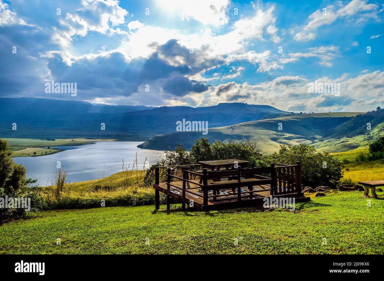 Escarpement de la montagne Drakensberg et barrage du parc de cloches autour du pic de Cathkin Banque D'Images