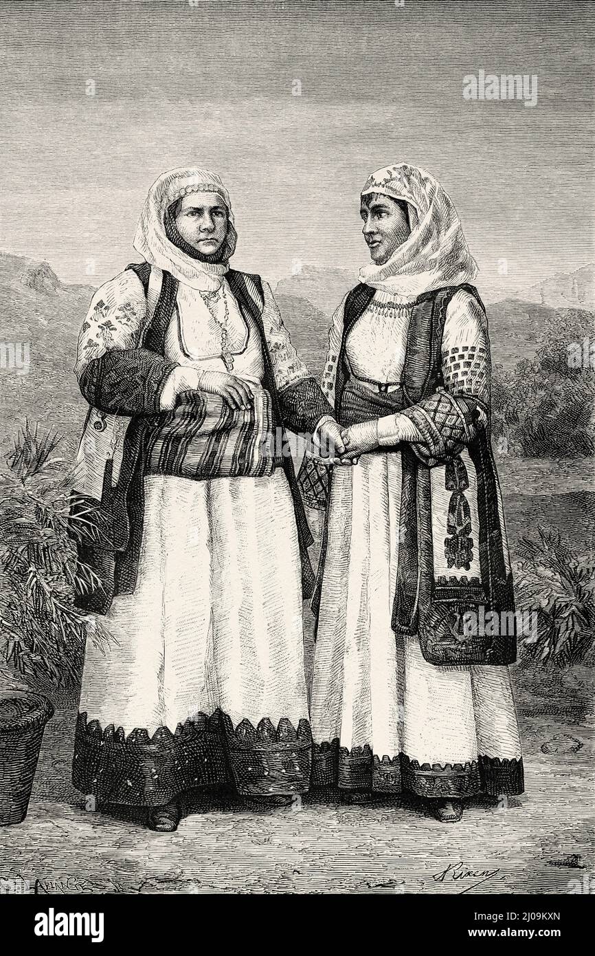 Femmes vetues de robe traditionnelle grecque de la ville de Chalandry Grece. Voyage en Grece par Henri Belle Photo Stock Alamy
