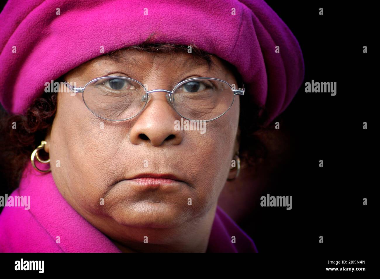 Le visage complet de la femme âgée, grand-mère de 22 ans, à la manifestation des droits civils dans des couleurs vives avec des lunettes et un espace de texte, est ethnique Banque D'Images