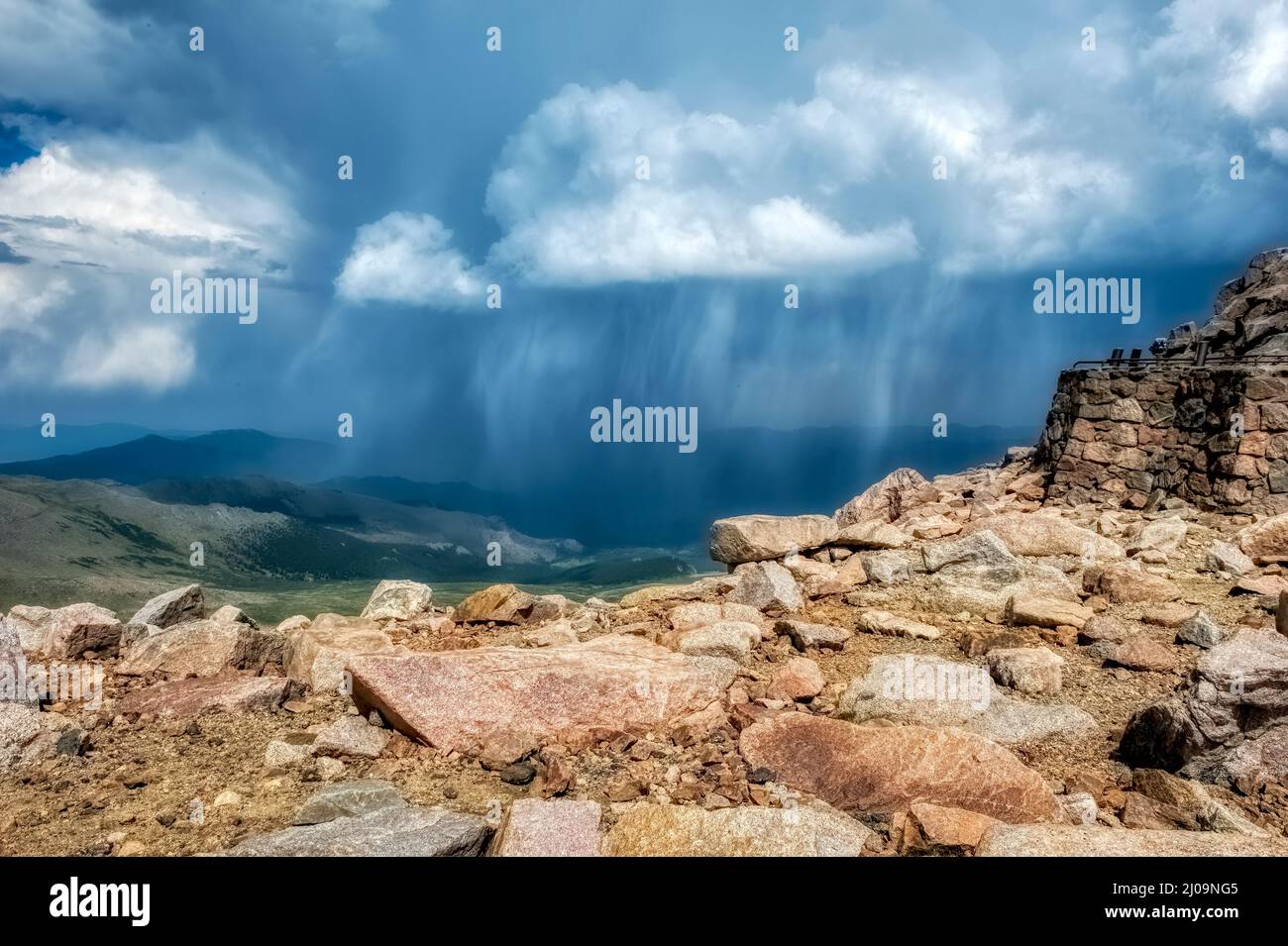 Tempête sauvage en microrafale vue depuis le sommet du mont Evans dans le Colorado. Cette tempête de Mt Evans a duré seulement quelques minutes, mais elle a été formidable. Banque D'Images