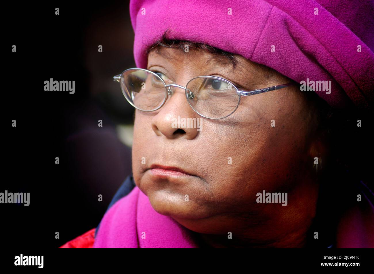 Le visage complet de la femme âgée, grand-mère de 22 ans, à la manifestation des droits civils dans des couleurs vives avec des lunettes et un espace de texte, est ethnique Banque D'Images