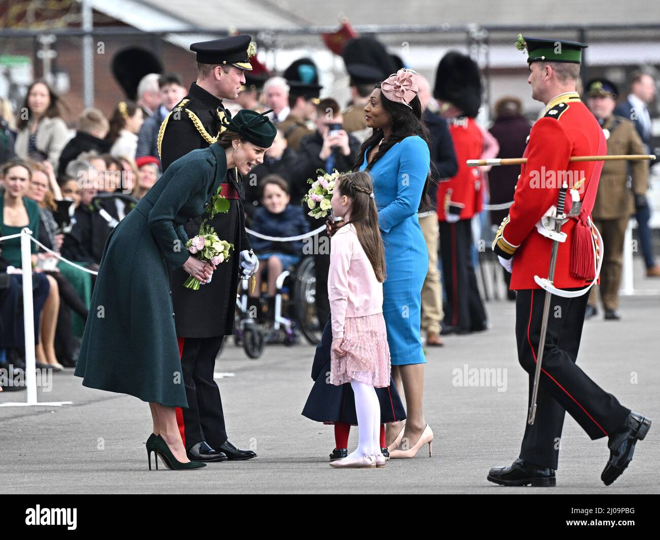 Aldershot, Royaume-Uni. 17 mars 2022. Catherine, Duchesse de Cambridge se plie pour recevoir des fleurs poseuses d'une fille alors qu'elle assiste à la parade de la St PatrickÕs de la Garde irlandaise à la caserne de Mons à Aldershot. Credit: Anwar Hussein/Alay Live News Banque D'Images