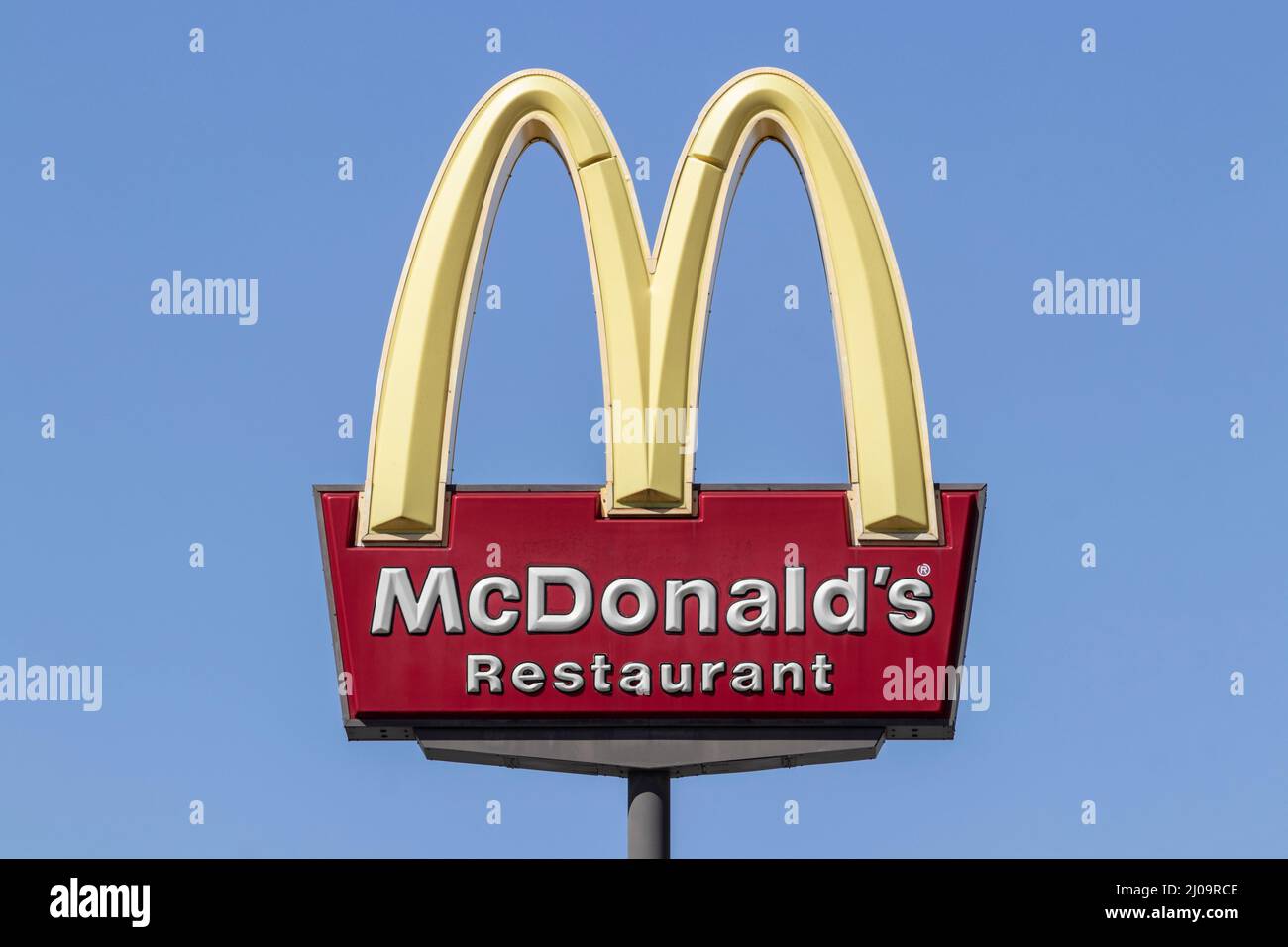 Brownsburg - Circa Mars 2022: Restaurant McDonald's. McDonald's offre aux employés un salaire horaire plus élevé, des congés payés, des services de garde d'enfants et des soins aux enfants Banque D'Images
