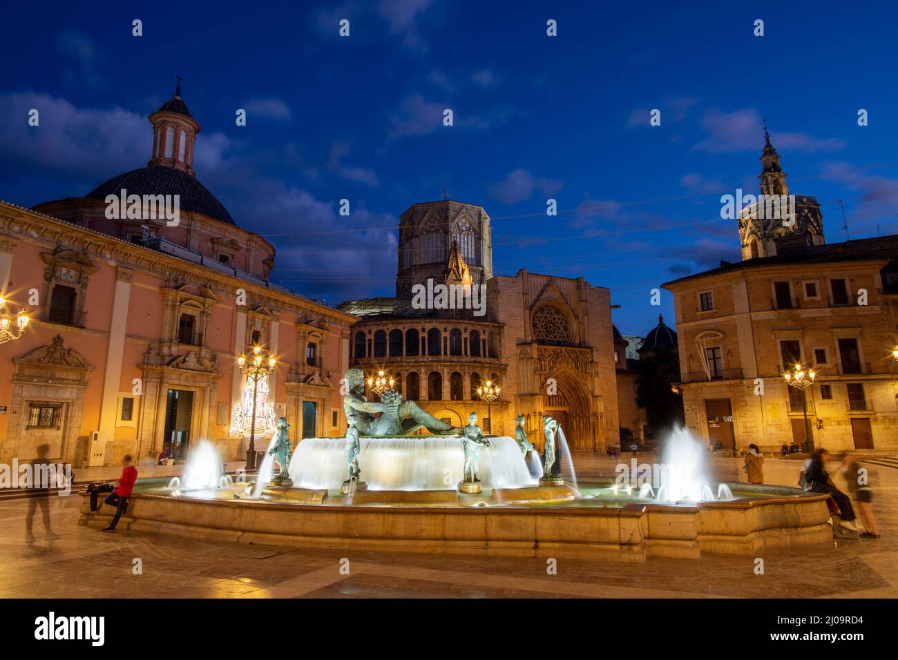 Valence - la place Plaza de Mare de Deu avec la cathédrale et l'église Basilique de la Mare de Deu dels Desamparats au crépuscule. Banque D'Images