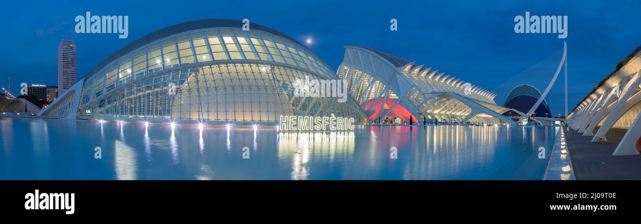 VALENCE, ESPAGNE - 15 FÉVRIER 2022 : la Cité des Arts - Henisferic, musée des Sciences, Agora et Assut de l'Or, conçu par l'architecte Valencien Santiago C. Banque D'Images