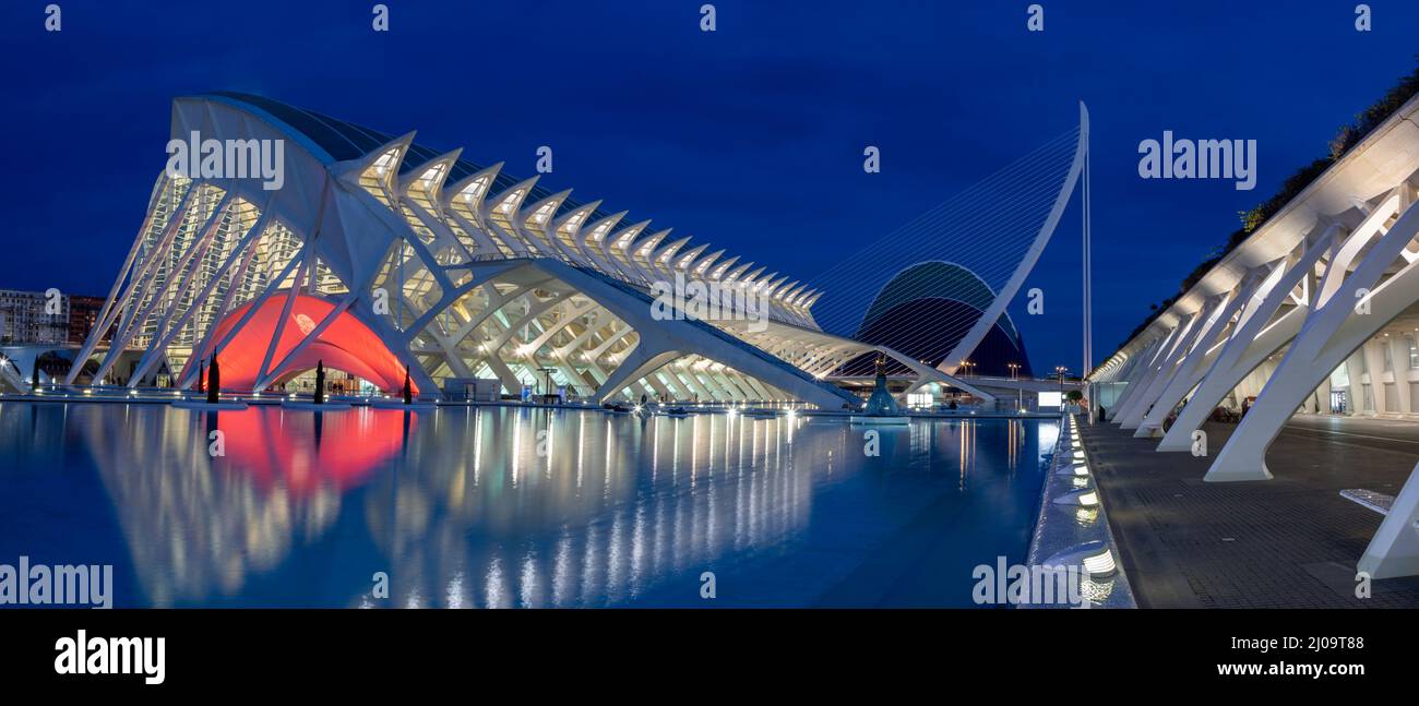 VALENCE, ESPAGNE - 15 FÉVRIER 2022 : la Cité des Arts - Musée des Sciences, Agora et Assut de l'Or conçu par l'architecte valencien Santiago Calatrava. Banque D'Images