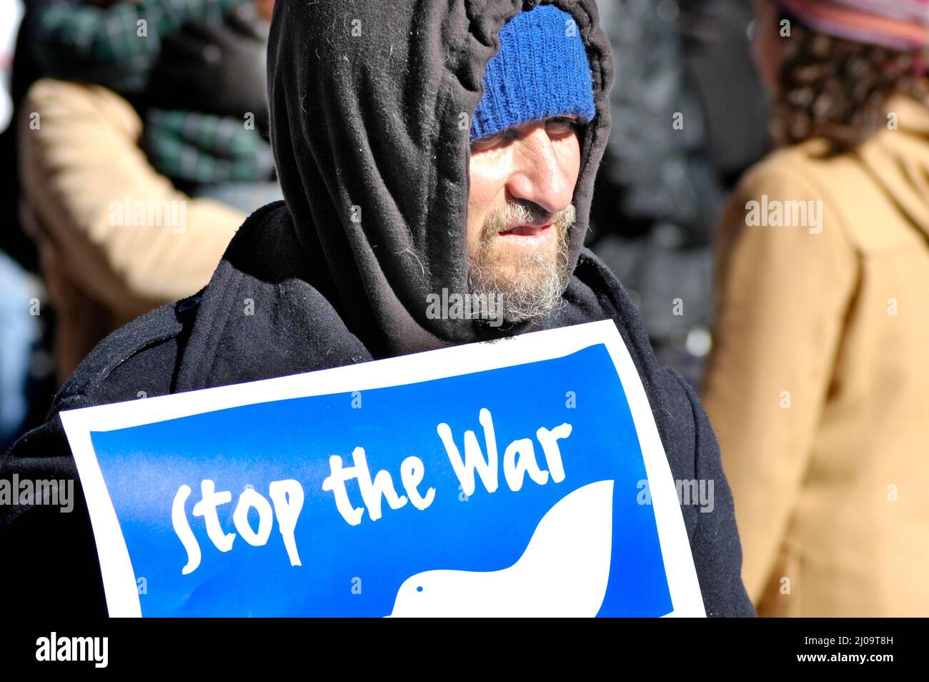 Manifestant anti-guerre à Atlanta GA USA avec des signes Stop the War et un sweat à capuche Banque D'Images