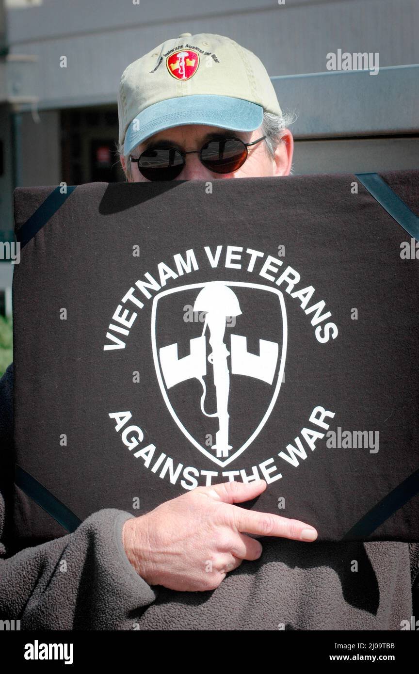 Des manifestants anti-guerre dans des lunettes de soleil à Atlanta GA USA avec des signes Vietnam vétérinaires contre la guerre Banque D'Images