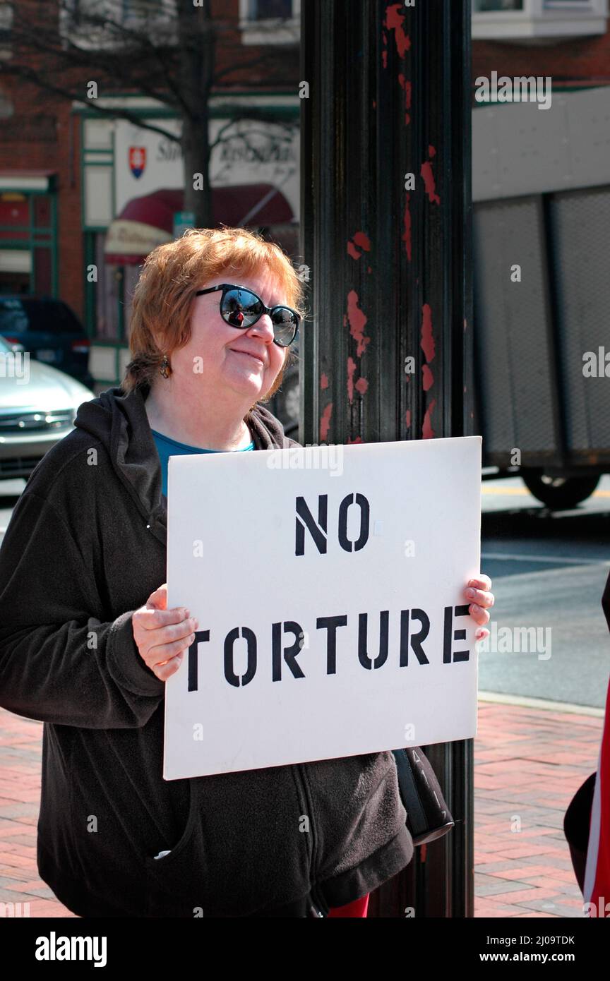 Des manifestants anti-guerre à Atlanta GA USA avec des signes Banque D'Images