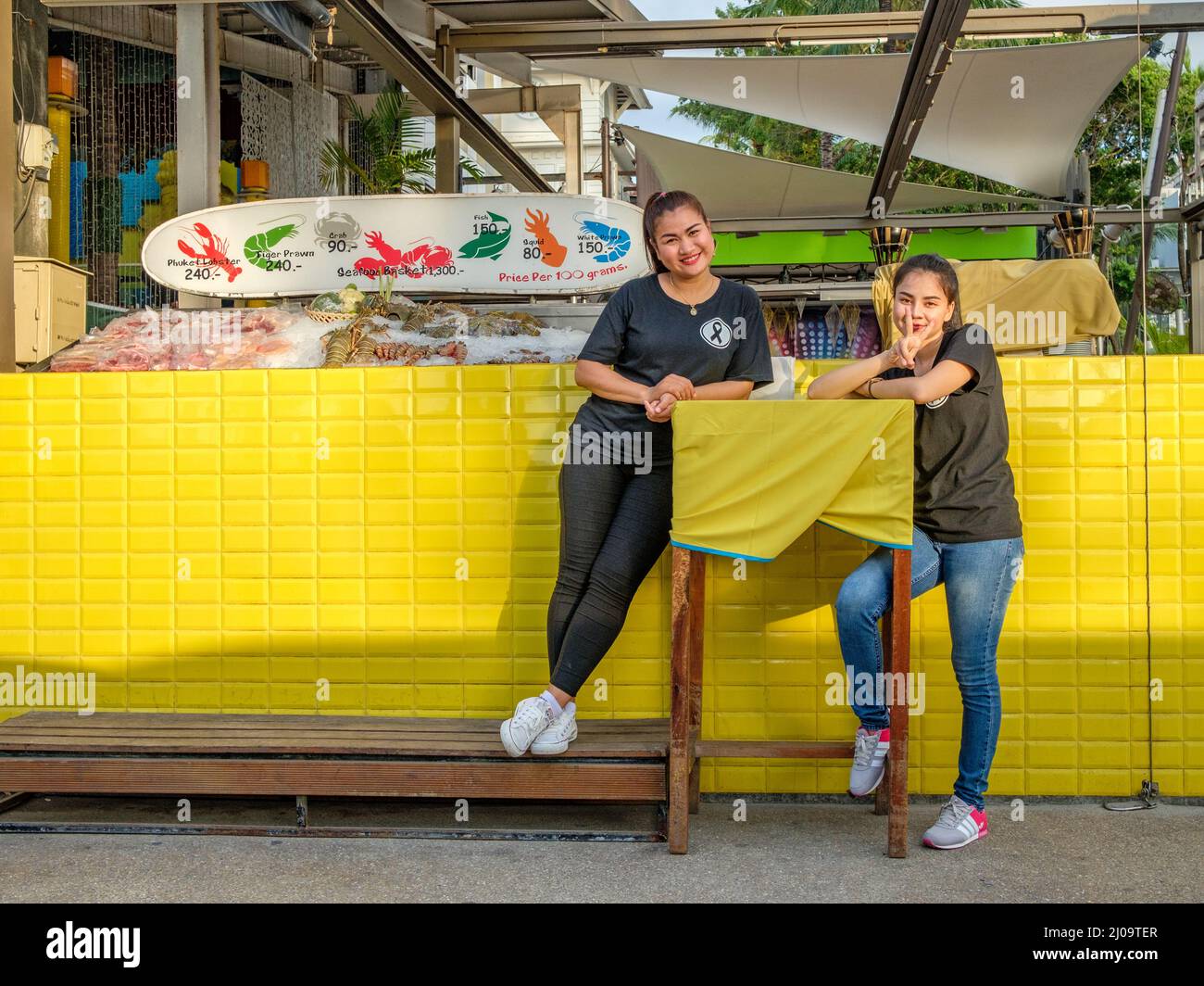 Scène urbaine de Thawewong Road le long de Patong Beach. Pastong est normalement l'une des destinations les plus fréquentées de Phuket, en Thaïlande. Banque D'Images