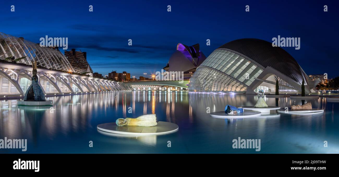 VALENCE, ESPAGNE - 15 FÉVRIER 2022: La Cité des Arts - Hemisferic et Palau des Arts Reina Sofia (Opéra) conçu par l'architecte valencien sa Banque D'Images