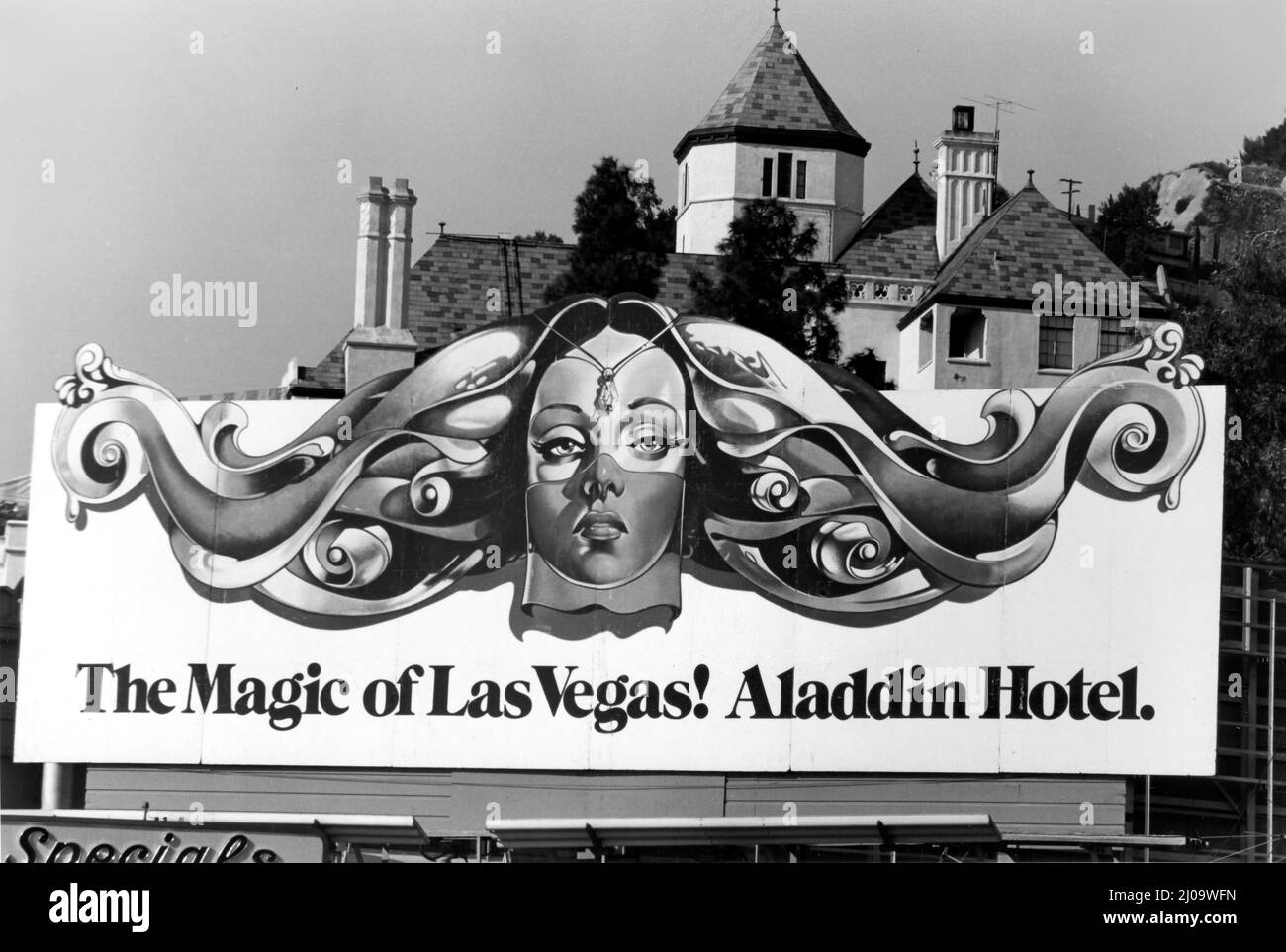 Panneau d'affichage pour l'hôtel Alladin à Las Vegas, en face de l'hôtel historique Château Marmont sur le Sunset Strip à LosAngeles, CA. Banque D'Images