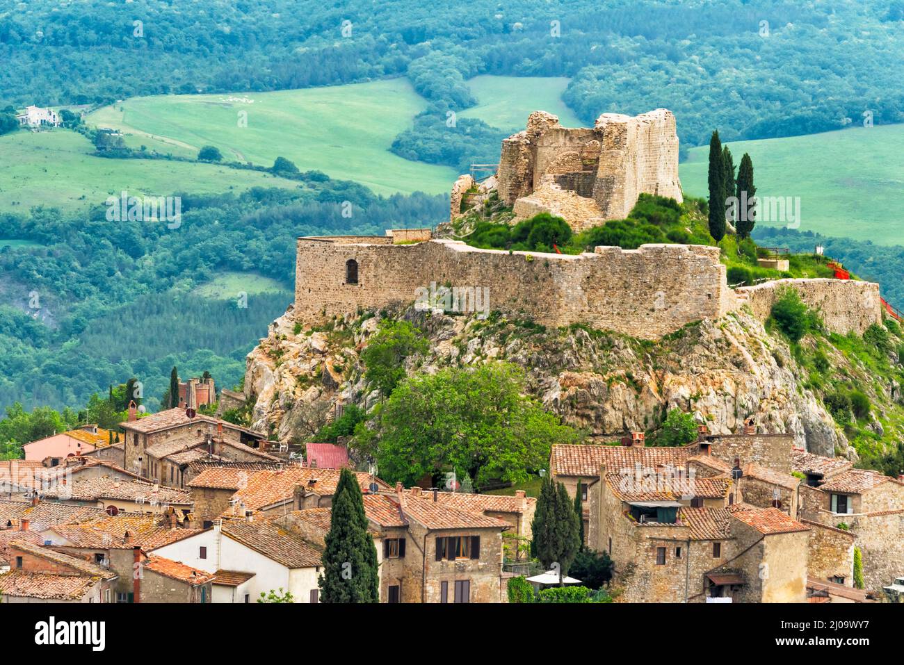 Castiglione d'Orcia (également connue Rocca di Tentennano) au sommet de la colline, province de Sienne, région de Toscane, Italie Banque D'Images