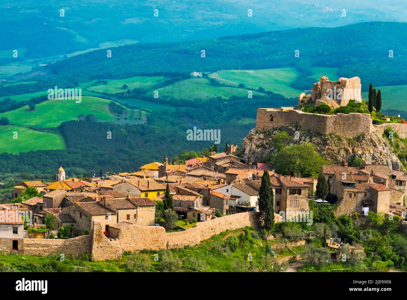 Castiglione d'Orcia (également connue Rocca di Tentennano) au sommet de la colline, province de Sienne, région de Toscane, Italie Banque D'Images