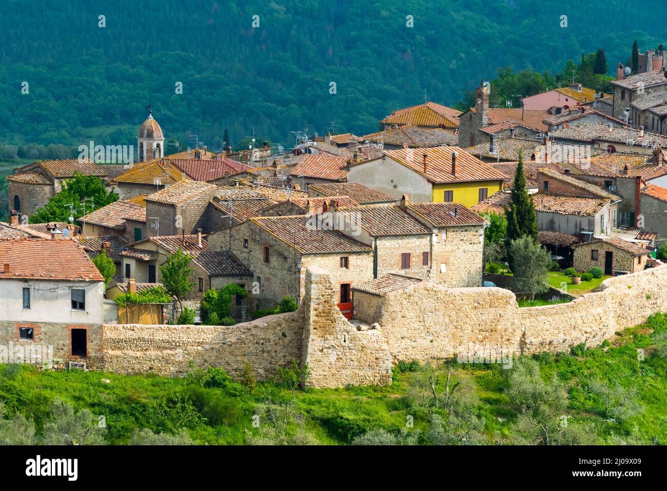 Castiglione d'Orcia (également connue Rocca di Tentennano) au sommet de la colline, province de Sienne, région de Toscane, Italie Banque D'Images