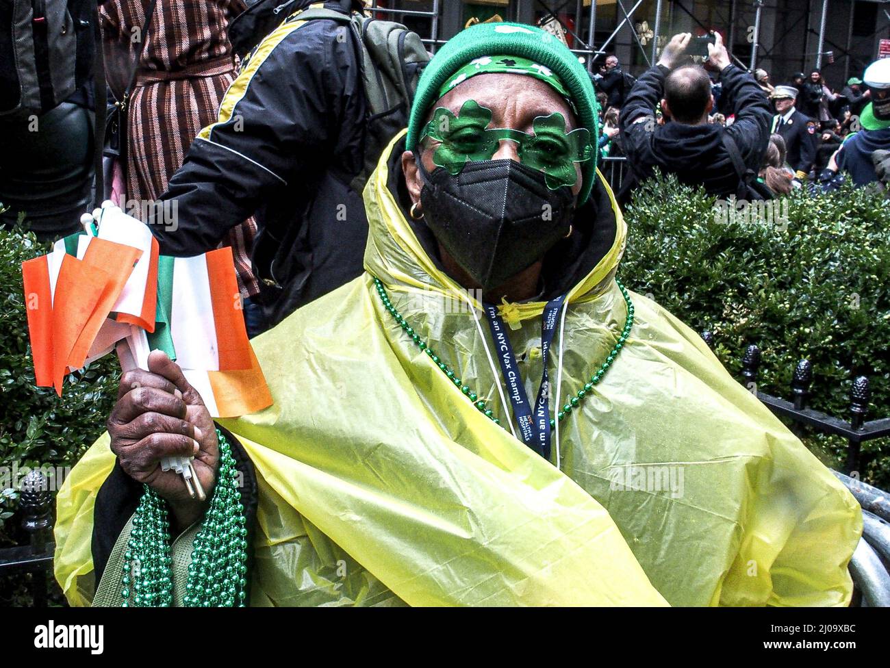 New York, États-Unis. 17th mars 2022. Par temps de pluie ou de brillance, des centaines de milliers de spectateurs sont venus célébrer le défilé de Saint-Patrick à New York. En 260th ans depuis sa création, le défilé a été accueilli et a donné de l'encouragement aux habitants de la région comme aux visiteurs après un ajustement de deux ans en raison de la COVID.à partir de 44th rue et 5th avenue, le défilé accueille environ 150 000 marcheurs passant devant l'église Saint-Patrick et Central Park, Descendre le Museum Mile et se terminer à East 79th Street. Crédit : ZUMA Press, Inc./Alay Live News Banque D'Images