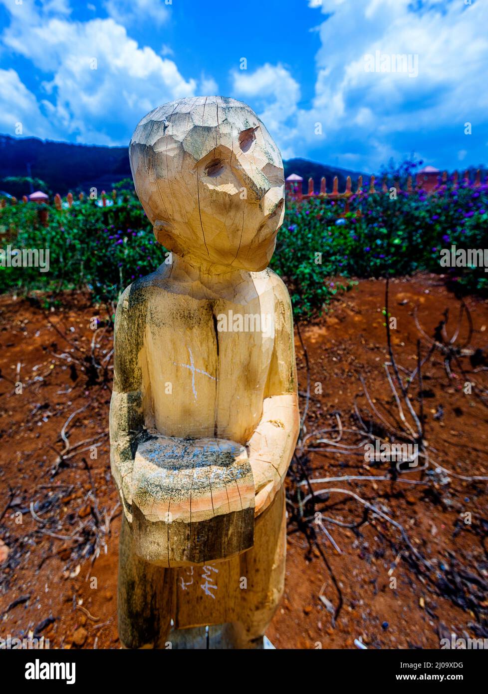 Dans Huyen Kon Plong, il y a un petit village où ils cultivent du riz,  sculptent des statues en bois et font du vin de riz Photo Stock - Alamy