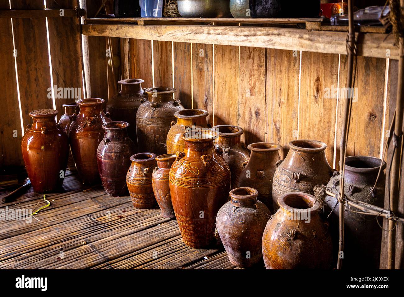 Dans un petit village des Highlands centraux, cette chambre est pour une famille qui y vit et qui stocke du vin de riz dans des vases. Banque D'Images