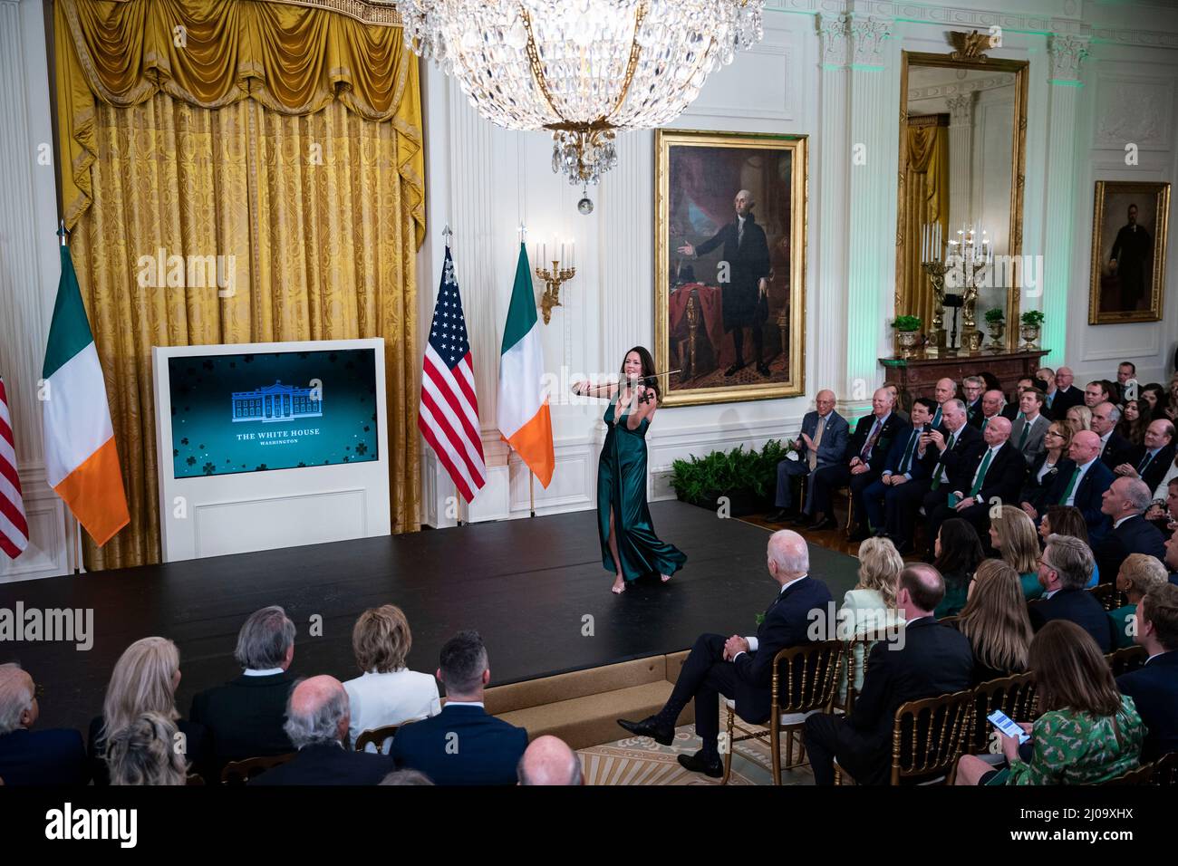 Washington, États-Unis. 17th mars 2022. Patricia Treacy, violoniste irlandaise, joue en tant que président américain Joe Biden regarde dans la première rangée lors d'un événement de la fête de la Saint PatrickÕs dans la salle est de la Maison Blanche à Washington, DC, États-Unis, le jeudi 17 mars, 2022. Biden a loué l'Irlande pour avoir accueilli des réfugiés ukrainiens lors d'une réunion de jeudi avec le Premier ministre irlandais Micheal Martin qui a été rendu à la hâte virtuel après que le premier ministre ait été testé positif pour Covid-19. Photographe: Al Drago/Pool/Sipa USA crédit: SIPA USA/Alay Live News Banque D'Images