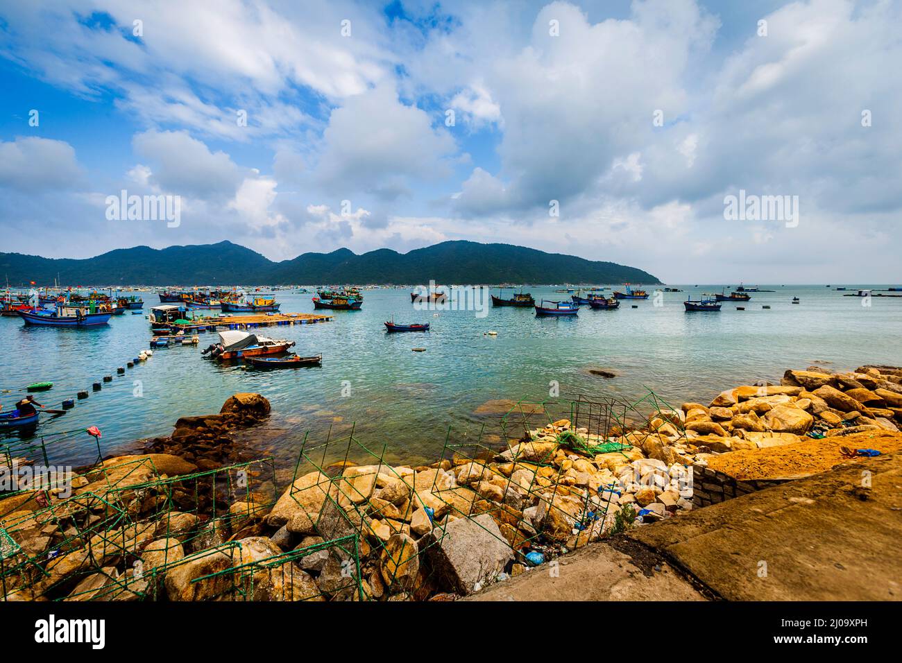 Un petit village de pêcheurs à vu Bay. Beaucoup de bateaux de pêche sont à terre après la pêche de nuit. Banque D'Images