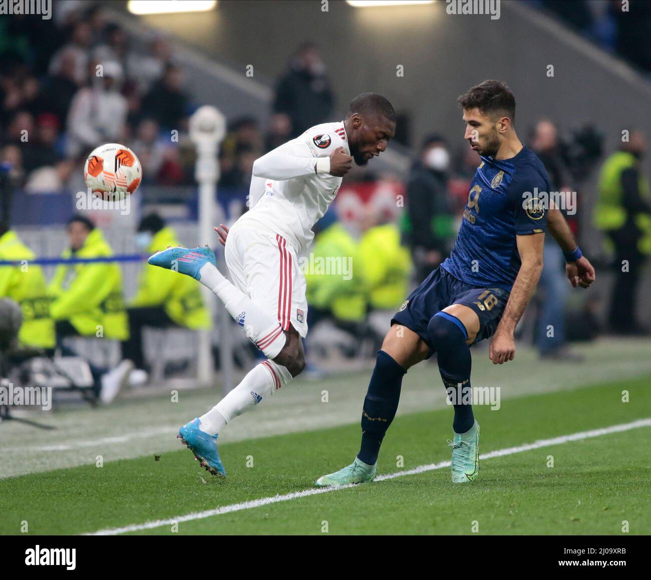 Lyon, France. 17th mars 2022. Karl Toko Ekambi de l'Olympique Lyonnais et Marko Grujic du FC Porto lors de l'UEFA Europa League, Round de 16, match de football à 2nd jambes entre l'Olympique Lyonnais (Lyon) et le FC Porto le 17 mars 2022 au stade Groupama à Decines-Charpieu près de Lyon, France - photo Nderim Kaceli / DPPI crédit : DPPI Media/Alamy Live News Banque D'Images