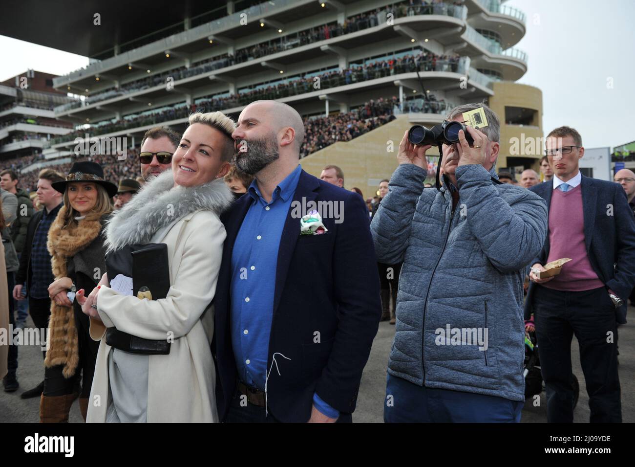 Jour 1 du Festival de Cheltenham à l'hippodrome de Cheltenham. La foule regarde la troisième course Photo par Mikal Ludlow Photography tel; 0785517720 Banque D'Images