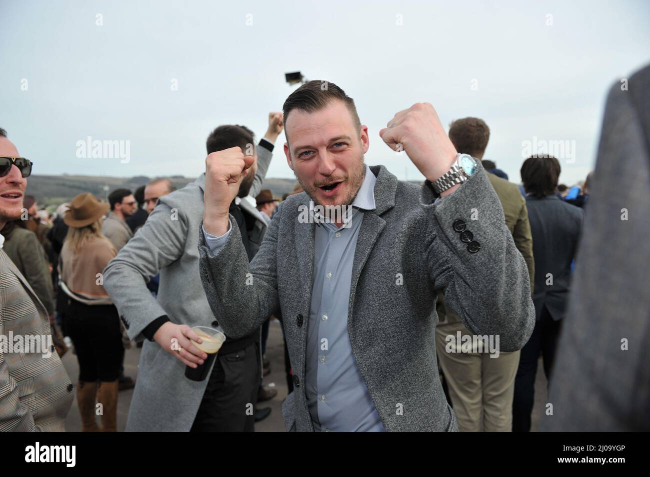 Jour 1 du Festival de Cheltenham à l'hippodrome de Cheltenham. La foule regarde la troisième course Photo par Mikal Ludlow Photography tel; 0785517720 Banque D'Images