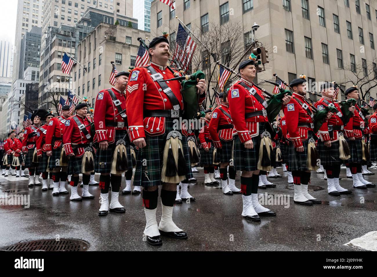 La FDNY Emerald Society Pipes and Drums marche dans le défilé de la SaintPatrick à New York