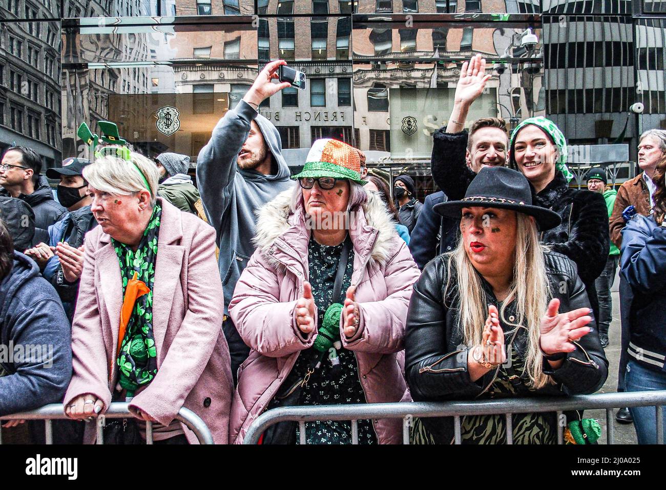 New York, États-Unis. 17th mars 2022. Par temps de pluie ou de brillance, des centaines de milliers de spectateurs sont venus célébrer le défilé de Saint-Patrick à New York. En 260th ans depuis sa création, le défilé a été accueilli et a donné de l'encouragement aux habitants de la région comme aux visiteurs après un ajustement de deux ans en raison de la COVID.à partir de 44th rue et 5th avenue, le défilé accueille environ 150 000 marcheurs passant devant l'église Saint-Patrick et Central Park, Descendre le Museum Mile et se terminer à East 79th Street. Crédit : ZUMA Press, Inc./Alay Live News Banque D'Images