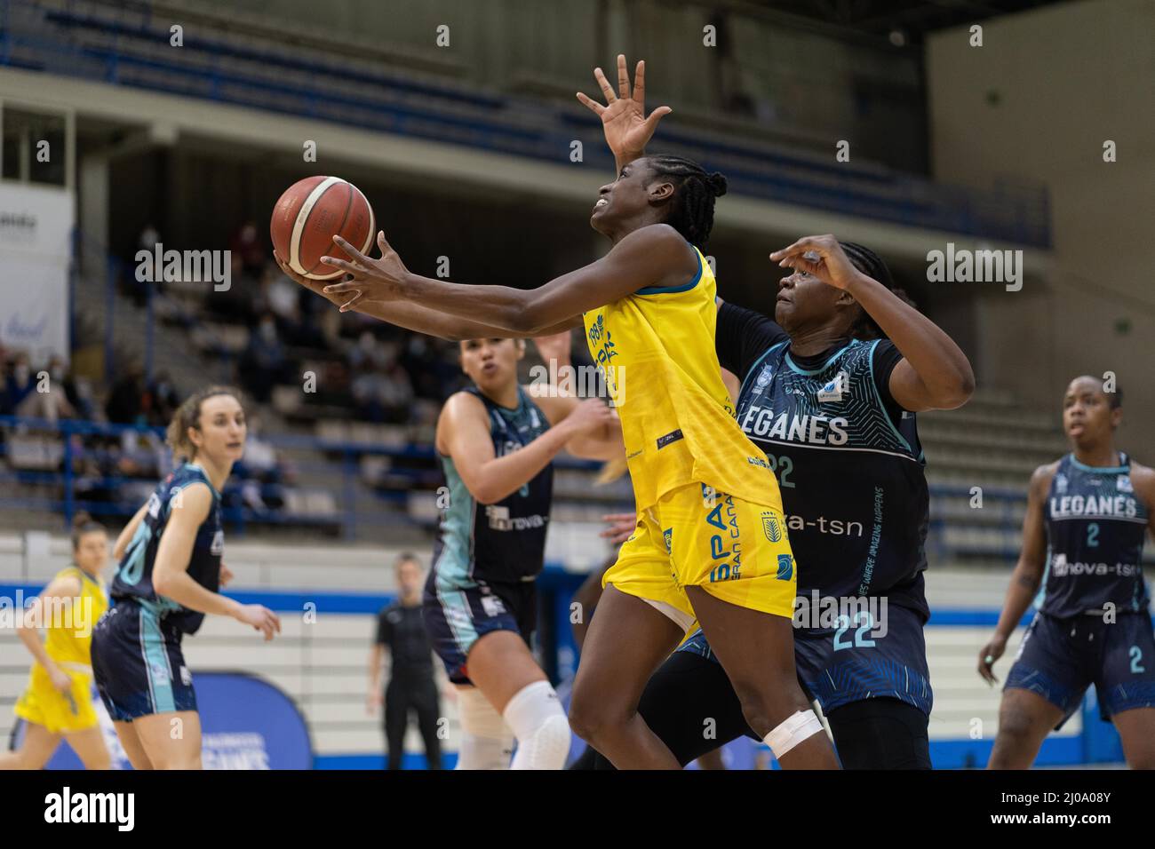 Leganes, Madrid, Espagne. 16th mars 2022. MAYA CALDWELL tente de marquer tout en étant défendue par VIONIZE PIERRE LOUIS lors du match espagnol de la Ligue Femenina Endesa entre Innova-TSN Leganes et Spar Gran Canaria au Pabellon Europa à Leganes. Crédit : ZUMA Press, Inc./Alay Live News Banque D'Images