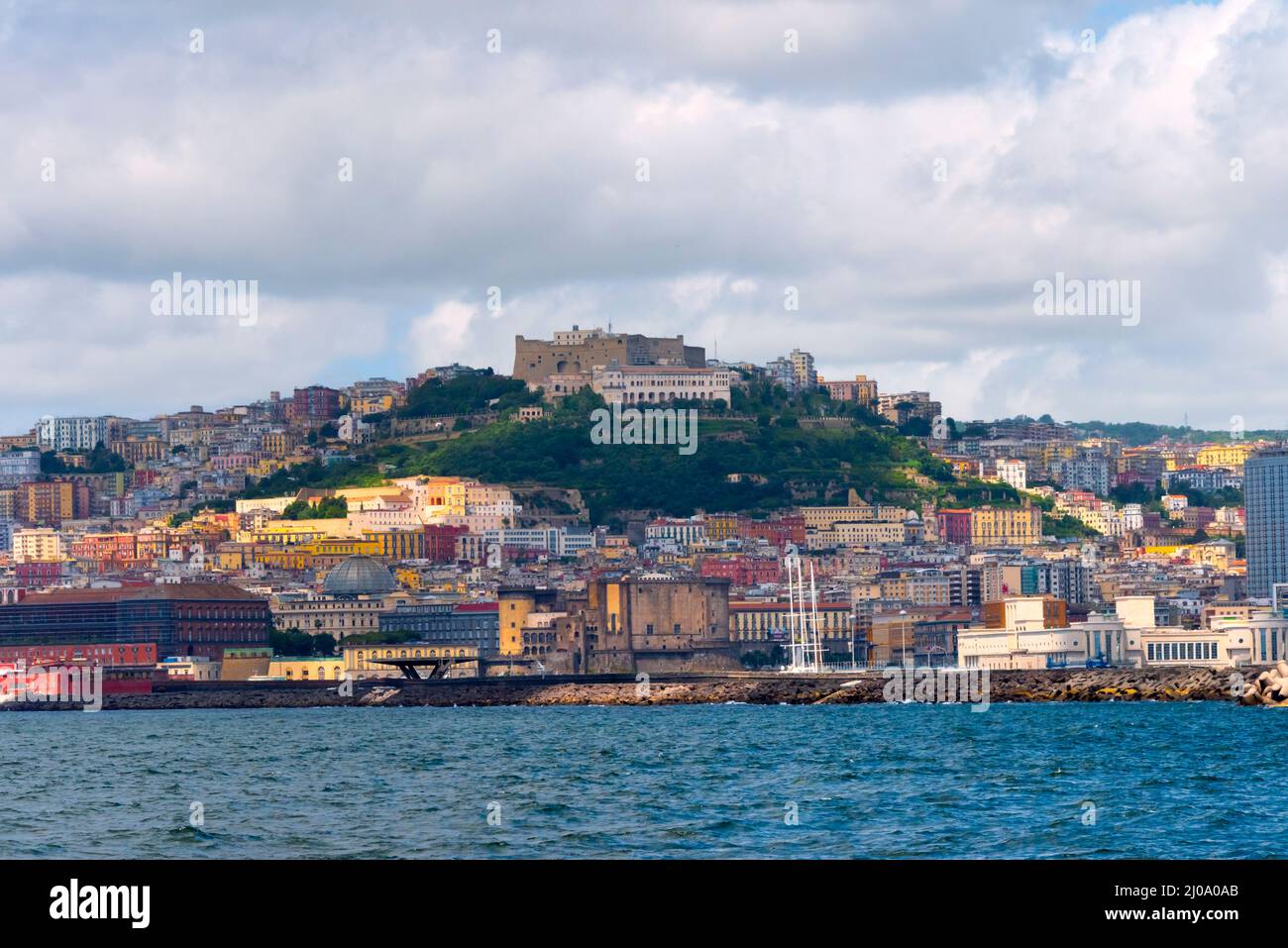 Castel sant'Elmo sur une colline surplombant le port, Naples, région Campanie, Italie Banque D'Images