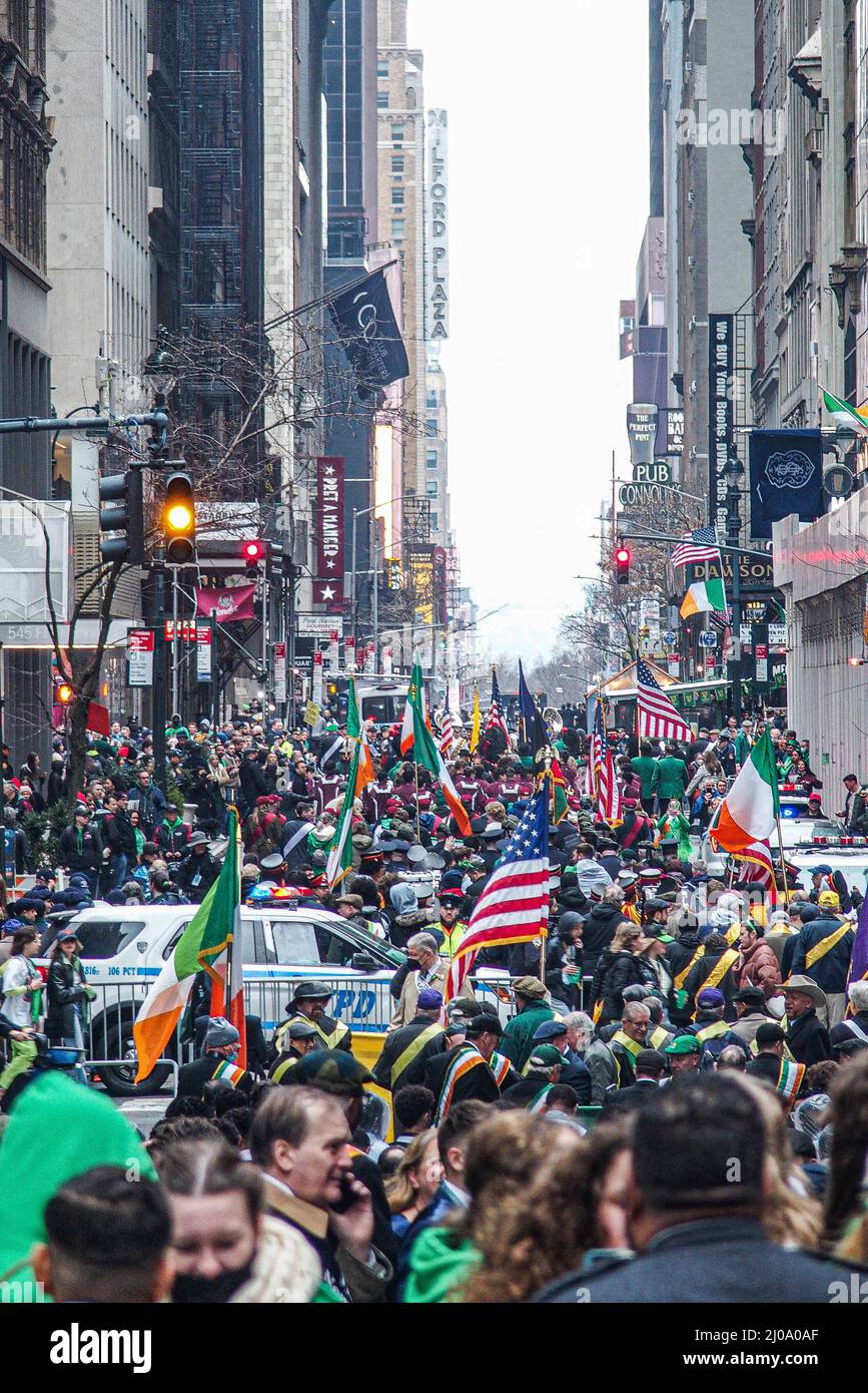 New York, États-Unis. 17th mars 2022. Par temps de pluie ou de brillance, des centaines de milliers de spectateurs sont venus célébrer le défilé de Saint-Patrick à New York. En 260th ans depuis sa création, le défilé a été accueilli et a donné de l'encouragement aux habitants de la région comme aux visiteurs après un ajustement de deux ans en raison de la COVID.à partir de 44th rue et 5th avenue, le défilé accueille environ 150 000 marcheurs passant devant l'église Saint-Patrick et Central Park, Descendre le Museum Mile et se terminer à East 79th Street. Crédit : ZUMA Press, Inc./Alay Live News Banque D'Images