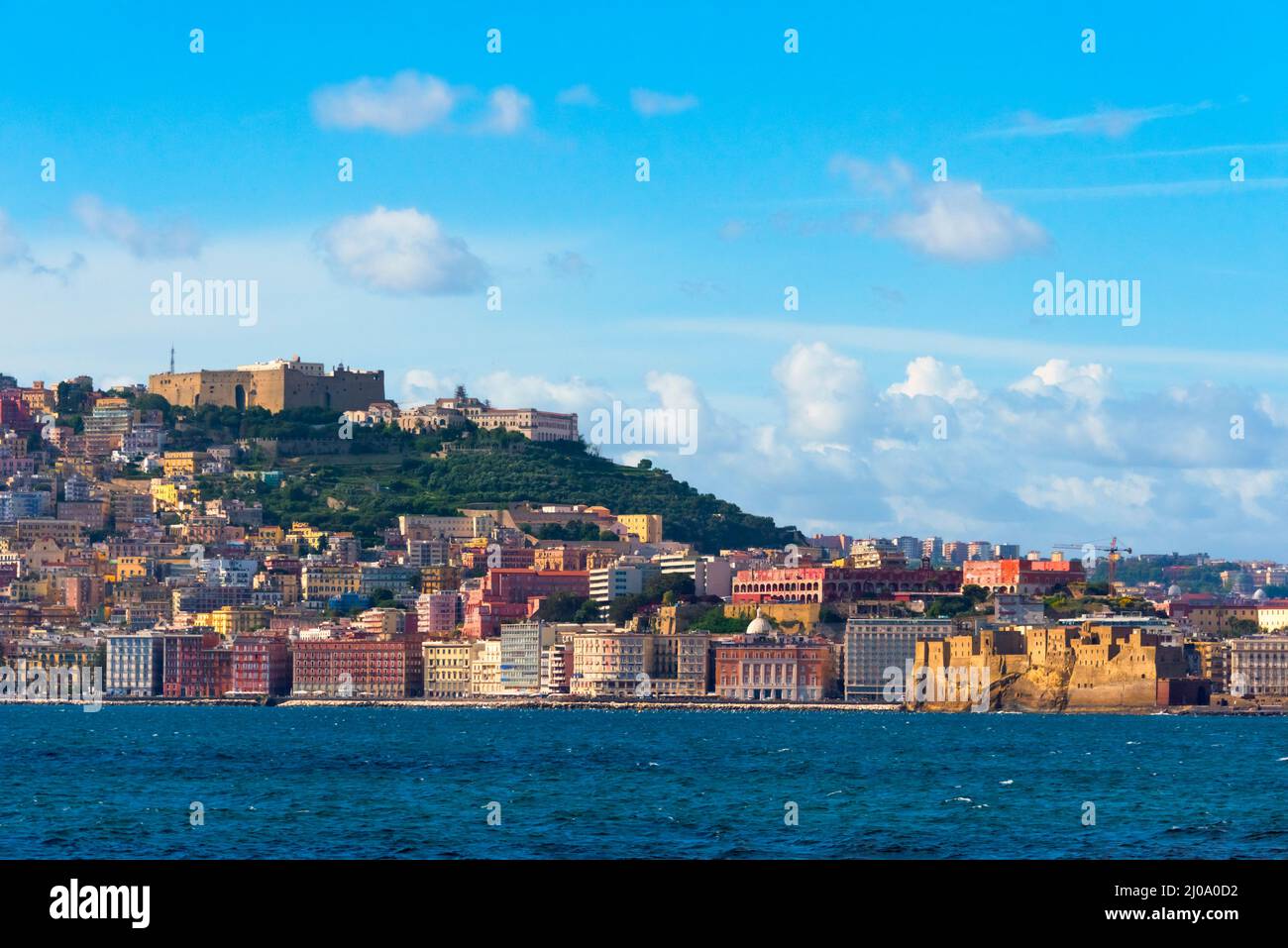 Castel sant'Elmo sur une colline et bâtiments le long de la côte, Naples, région de Campanie, Italie Banque D'Images