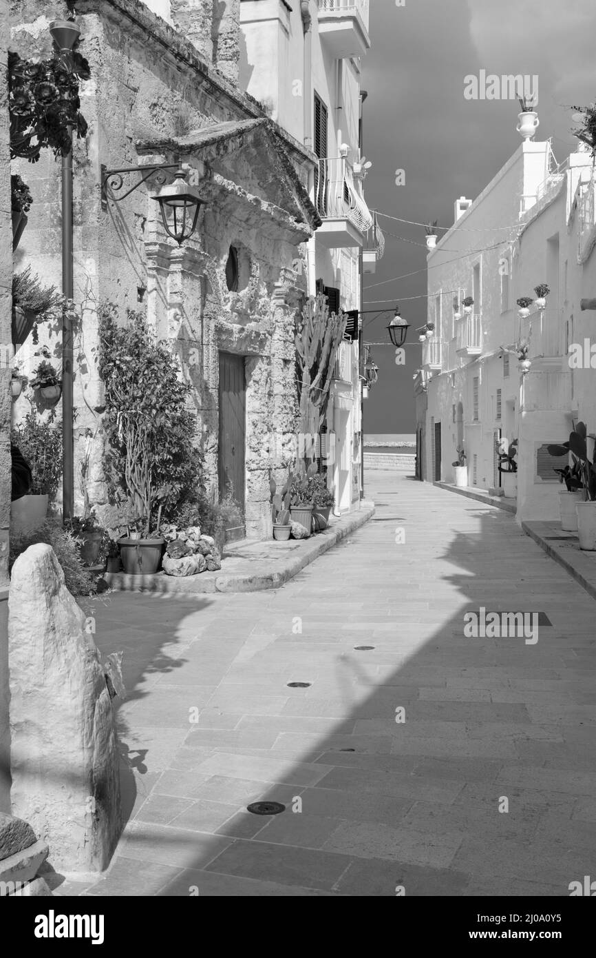 Monopoli - l'allée de la vieille ville avec la petite chapelle. Banque D'Images